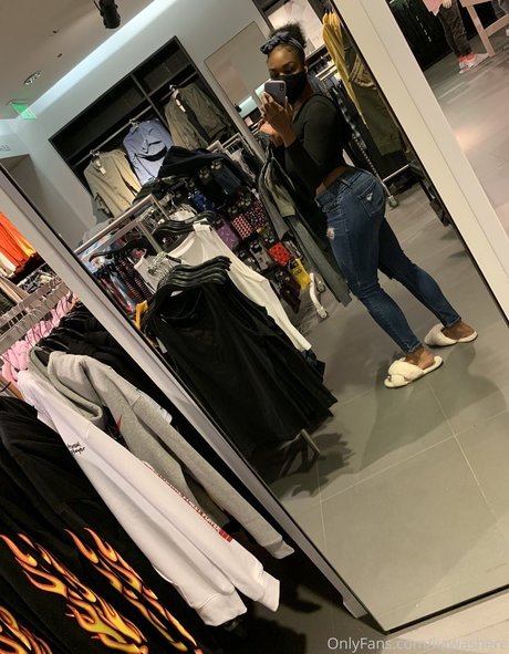 Liliwashere naked model photo