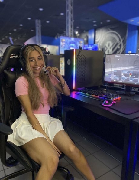 roxannesims pornstar pretty photos