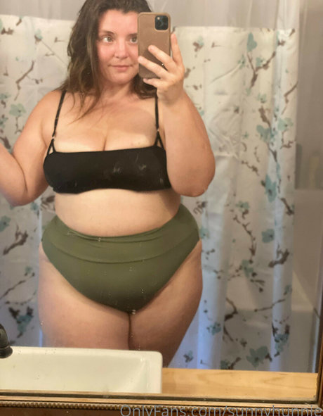 Sunnyhunnie sexy actress img