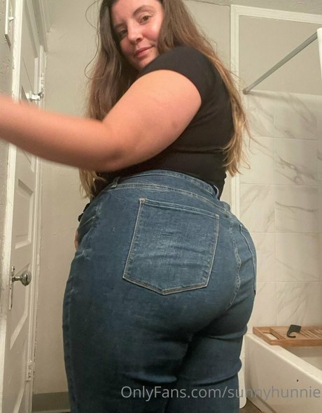 Sunnyhunnie sex model img