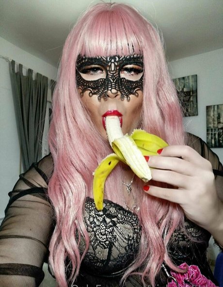 nicki pebbles pretty model image