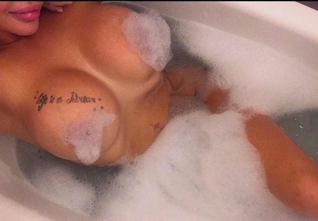 Kahina model nude pics