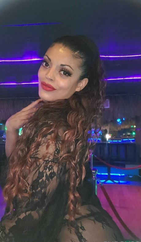 aligurlgypsy212 model erotic picture