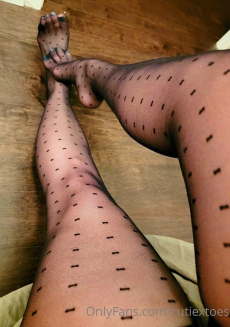 cutiextoes porn model archive