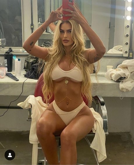 Yasmin Brunet adult model picture