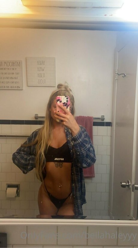 bellahaleyyy art actress picture