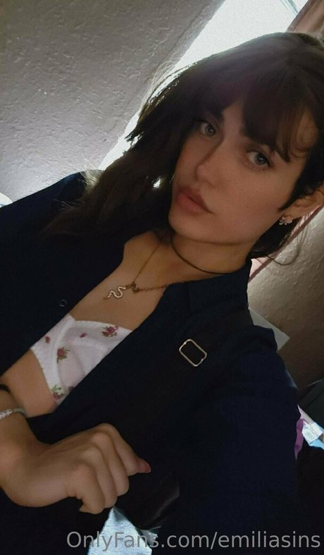 emiliasins hot actress pics