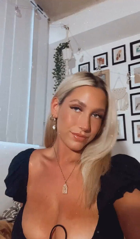 peeing onlyfans pornographic image