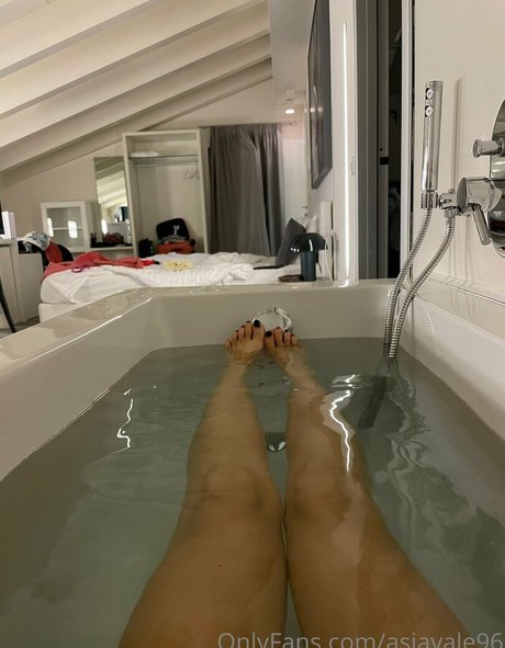 asiavale96 adult model image