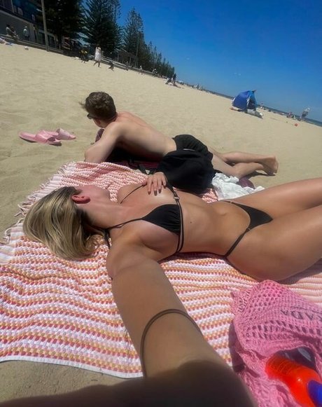 Chlotobin model nude picture