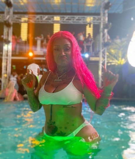 Donna Lombardi model erotic pic