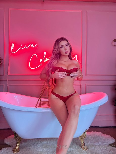 Molly Eskam star sexy pics