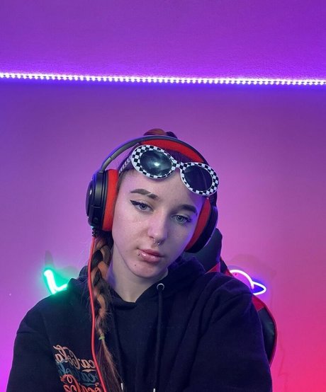 blonde babe onlyfans sexy pic