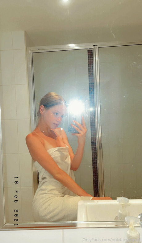 Onlyfanswmadi model top photo