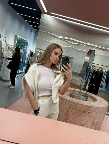 Erin Lesli model adult picture