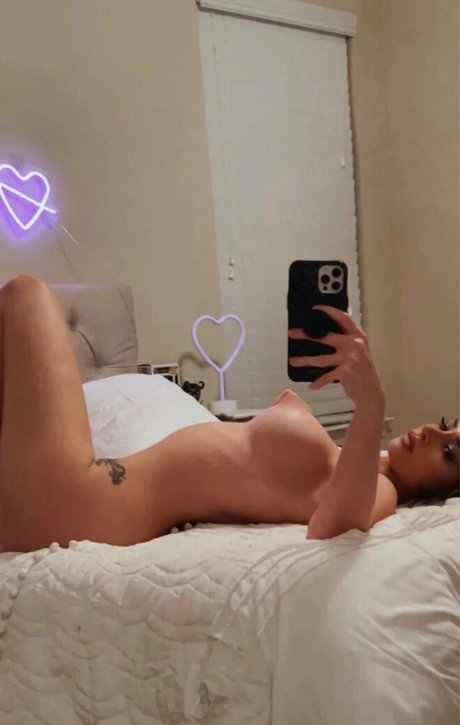 Mazzy Belle hot actress image