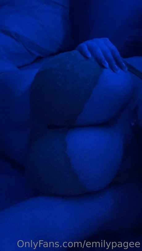 emilypagee xxx model photo