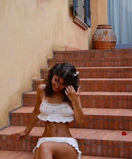 Zoe Gara naked actress galleries