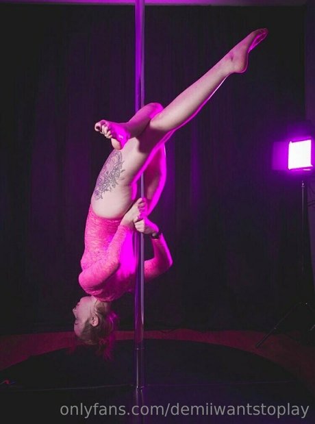 Demii Starr nude model pics