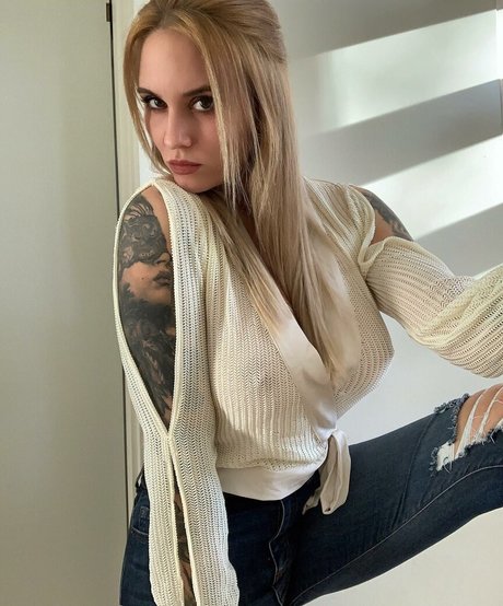 Natasha Thomsen art model picture