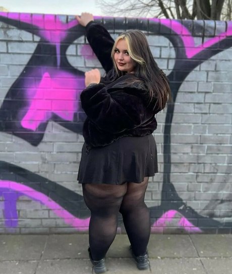 Wero7 7 7 model xxx picture