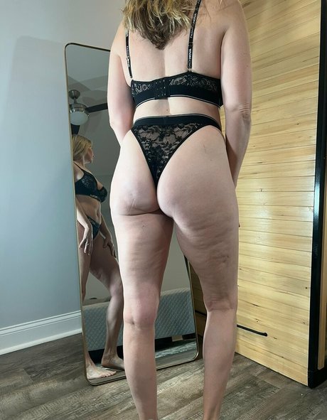 blonde babe onlyfans sexy pics