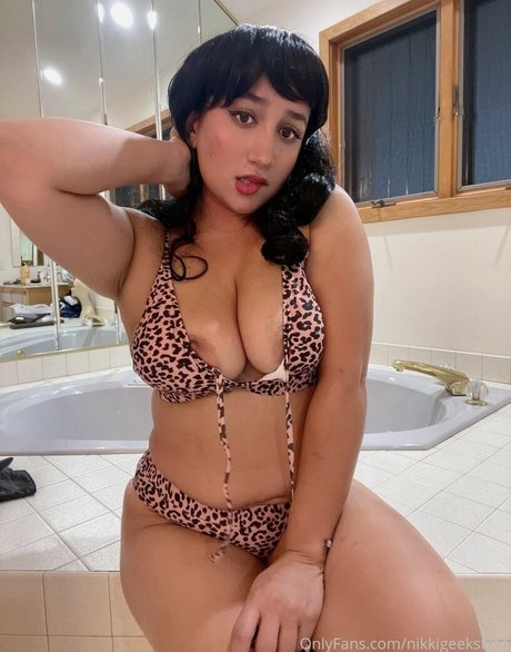 NikkiGeeks sexy model images