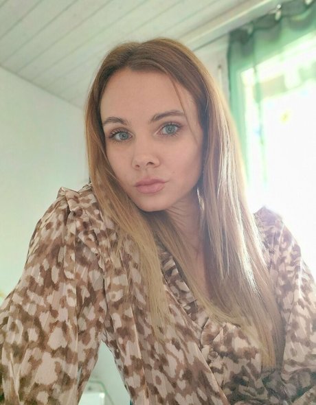 itsmekaro art actress pics