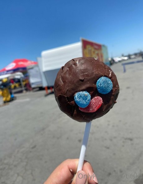 titskiii model pornographic image