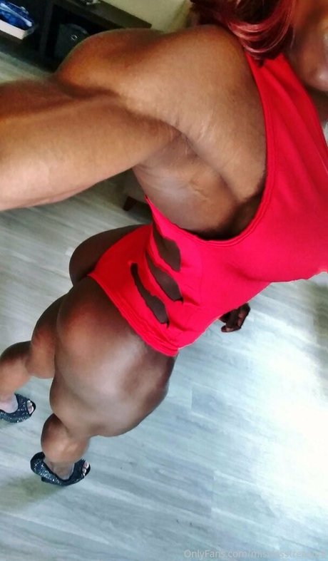 mistresstreasure adult model image