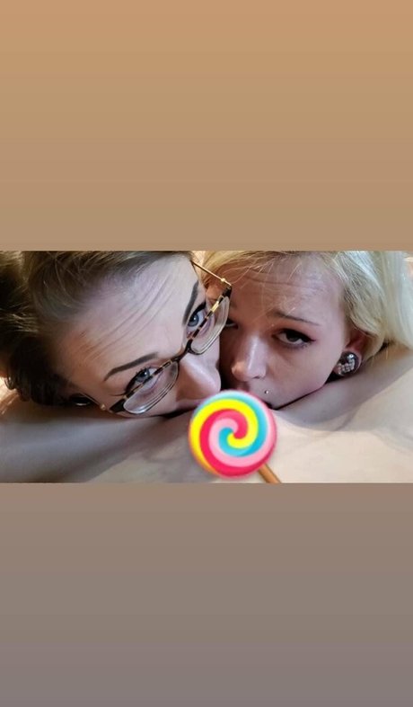 suicidekittenxo nude pornstar photos