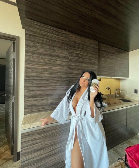 Mandy Leon hot actress pic