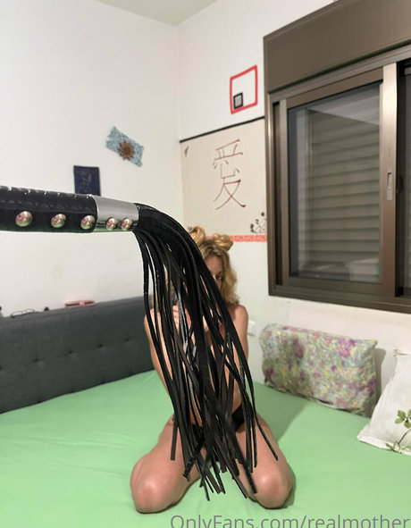 onlmomy hot actress images