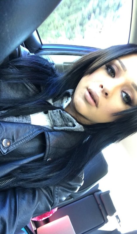 hollyhendrix_ sex model img