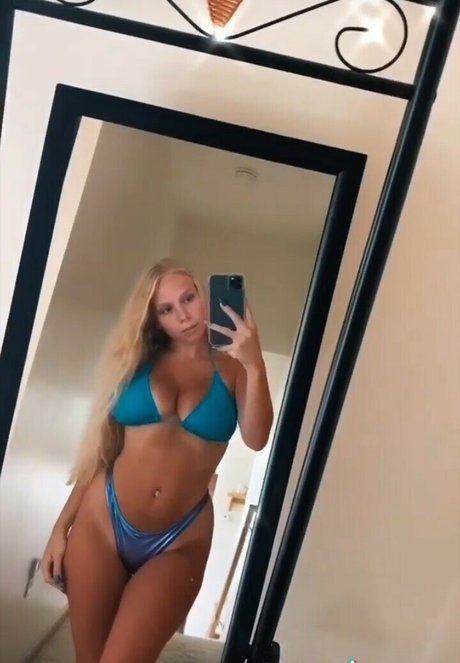 Savanna Calderone sexy star image