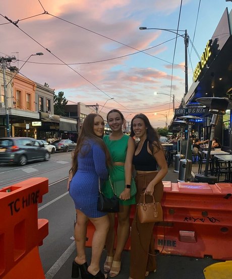 lesbian kissing onlyfans pornographic pic