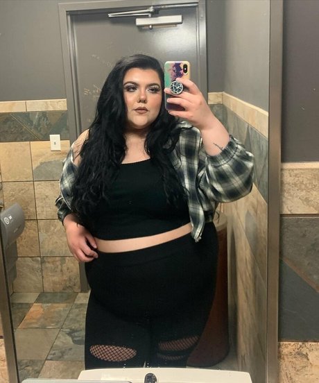 bbwaubie model naked image