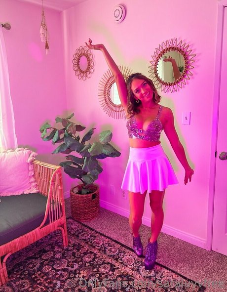 saraluvvfree model naked img