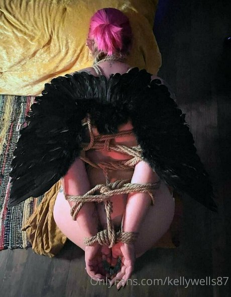 kellywells87 naked pornstar image