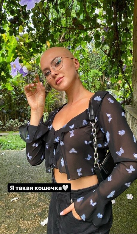 Laboredmantra928 sex model images