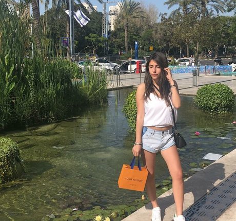 Meshi Malka sexy actress picture