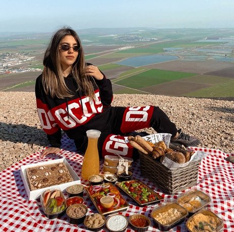 Meshi Malka model pics