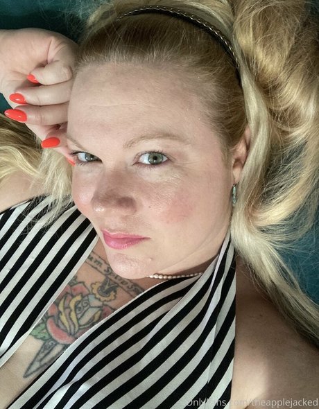 theapplejacked nude pornstar pic