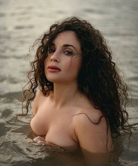 Smallcurlyfry nude model images