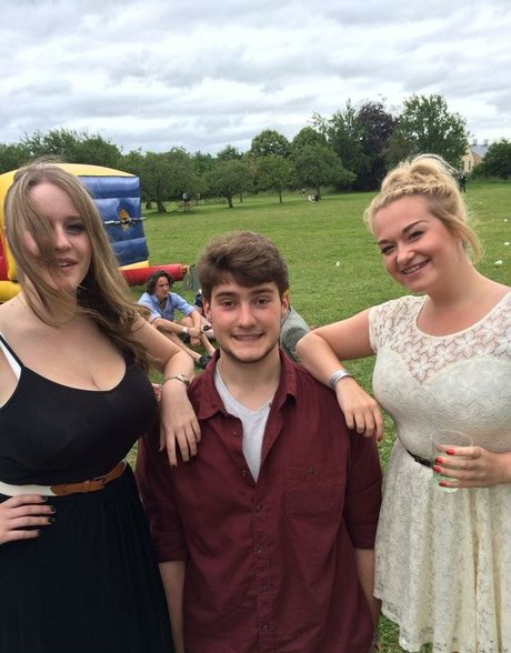 Maton Twins star pretty gallery