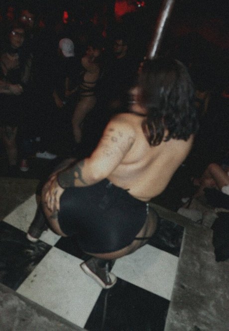 RottenVenus star nude image