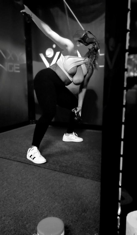 issa reed model high quality photo