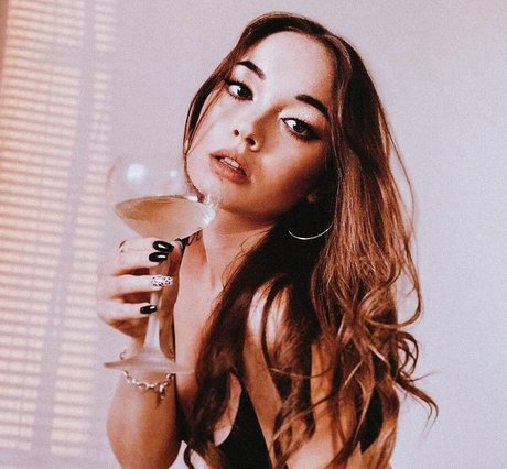 Naomy J nude star img