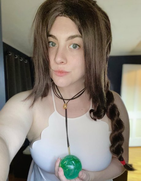 aerithgainsbro naked actress image