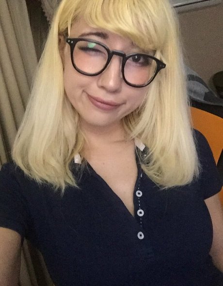 Sinneddonut nude model image